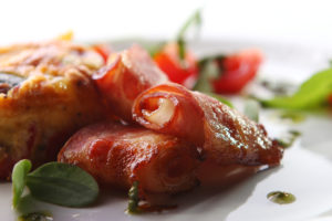 Aprenda a fazer deliciosas trouxinhas de coxas e sobrecoxas de frango com bacon na fritadeira elétrica sem óleo – Airfryer