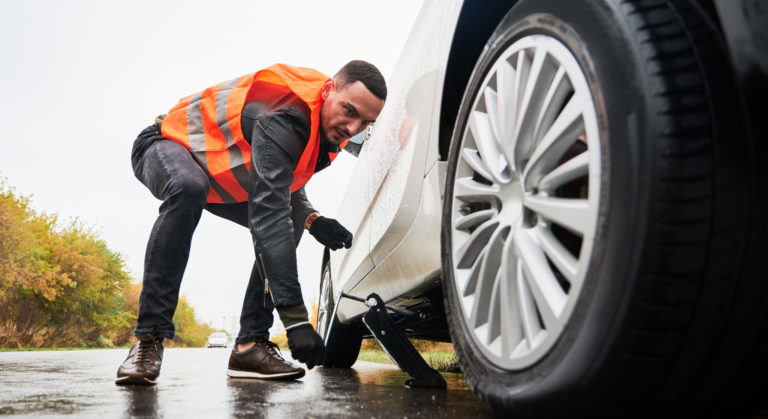 Como trocar pneu do carro em segurança