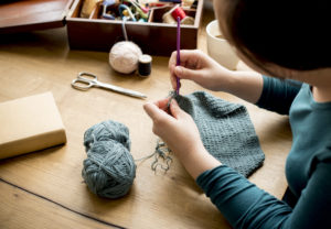 mulher fazendo tricô